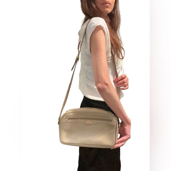 Gucci Tan Crossbody Bag with Adjustable Strap - Picture 1 of 16